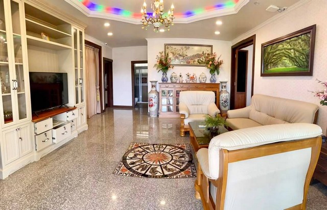 ขายบ้านเดี่ยวบ้านสวยพร้อมอยู่#ขายบ้านเนื้อที่1ไร่2งาน43ตรว.#ขายบ้านเดี่ยวพร้อมบิ้วอิน#ทำเลบางบ่อสมุทรปราการพิกัด : บ้านคอลาด ต.บางบ่อ อ.บางบ่อ จ.สมุทรปราการ 10560ขนาดเนื้อที่ 1ไร่ 2 งาน 43ตรว.(643 ตรว.)พื้นที่ใช้สอย 650 ตรม.มี 4 ห้องนอน, 4ห้องน้ำ, 2 ห้องครัว มี 4 ที่จอดรถ ++ราคาขาย 17 ล้านบาท**คชจ.วันโอนคนละครึ่งกับผู้ซื้อสนใจโทรมาคุยราคากันได้นะคะเจ้าของบ้านใจดี ตัวแทนขายก็น่า