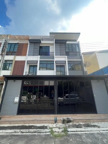 รหัส# TO877 ขายทาวน์โฮม 3 ชั้นหลังมุมด้านใน 2 ห้องติด 41.8 ตรว. 6 ห้องนอน โครงการซิกเนเจอร์ วัชรพล  หน้าบ้านทิศเหนือ *** ราคาพิเศษ 5,900,000 บาท ฟรีโอนทาวน์โฮม 3 ชั้น 2 ห้องติด โครงการซิกเนเจอร์ วัชรพล ฟังก์ชั่น บอกเลยว่าคุ้มสุดๆ เนื้อที่ 41.8 ตรว6 ห้องนอน 6 ห้องน้ำ ห้องรับแขก ห้องครัว ห้องแม่บ้าน(ห้องน้ำในตัว)หลังมุมด้านในหน้าบ้านทิศเหนือ  สถานที่ใกล้เคียง- ตลาดถนอมมิตร- เพลินนานี่