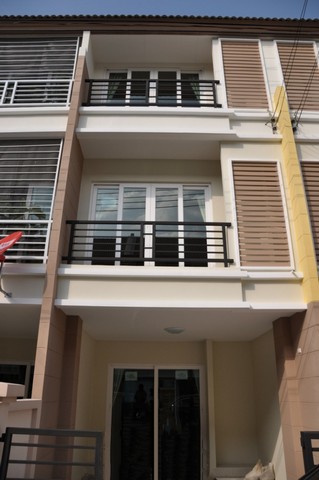 [A782]ให้เช่า 17k ทาวน์โฮม คาซ่า ซิตี้ สุคนธสวัสดิ์2 ถนนประเสริฐมนูกิจ เกษตร-นวมินทร์ ใกล้เลียบด่วนรามอินทรา-เอกมัย ใกล้รถไฟฟ้าสายสีชมพู.  BTSม.เกษตร อยู่ระหว่างซอยสุคมธสวัสดิ์ 23-25ทาวน์โฮม 3 ชั้น 19 ตร.วา  พื้นที่ใช้สอย 145 ตร.ม  หน้ากว้าง 4 ม. 3 ห้องนอน 3 ห้องน้ำ 2 ห้องนั่งเล่น 1 ห้องครัว บิ้วอินเคารเตอร์ แอร์ 4 เครื่อง **จอดรถได้ 1คัน เท่านั้น**เงื่อนไข ** ไม่รับสัตว์เลี้ยง** ไม่รับผู้�