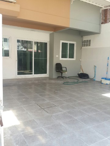 [A781]ให้เช่า 22.5k ทาวน์โฮม หมู่บ้านเสนาวิลล่า ลาดปลาเค้า 48 ตรงข้ามตลาดลาดปลาเค้า จรเข้บัว ลาดพร้าว ใกล้มหาวิทยาลัยเกษตร  ต้อนรับสัตว์เลี้ยง จดบริษัทได้ทาวน์โฮม 2 ชั้น  27 ตร.วา พื้นที่ใช้สอย 142 ตร.ม หน้าบ้านกว้าง 6 เมตร จอดรถได้ 2 คัน 3 ห้องนอน 4 ห้องน้ำ 1 ห้องคนรับใช้  1 ห้องรับแขก ห้องอาหาร ห้องครัว Built in ตกแต่งหรูพร้อมเข้าอยู่ เฟอร์นิเจอร์ และเครื่องไฟฟ้า แอร์ 4 เครื่อง / ตู้�