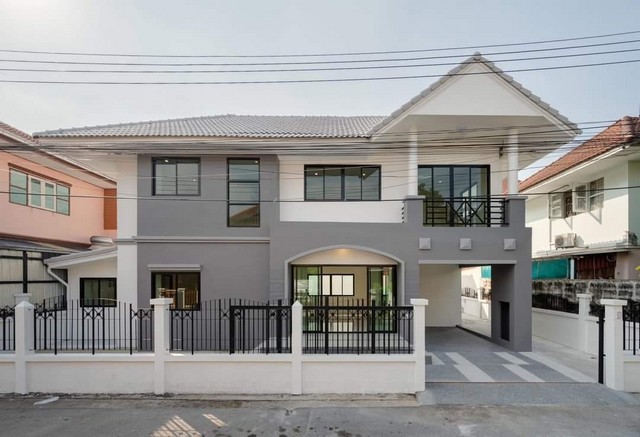 บ้านมือสองตกแต่งใหม่ โครงการ ซอยนวนิช ปากเกร็ด เนื้อที่ 45 ตร.ว. พื้นที่ใช้สอยมากกว่า 164.5 ตร.ม. พร้อมฟังก์ชัน 3 ห้องนอน 3 ห้องน้ำ 1 ห้องอเนกประสงค์ จอดรถได้ 1 คัน บนทำเลเมือง ใกล้เซ็นทรัลแจ้งวัฒนะ จุดขึ้นทางด่วน   แจ้งวัฒนะ   และรถไฟฟ้าสายสีชมพู   สถานีเลี่ยงเมืองปากเกร็ด  (รหัส: B6953)ราคา 4,190,000 ล้านบาท**ฟังก์ชันบ้าน**ห้องนอน : 3 ห้องห้องน้ำ : 3 ห้องจำนวนชั้น : 2 ชั้นที่จอดรถ : 1 คันเ