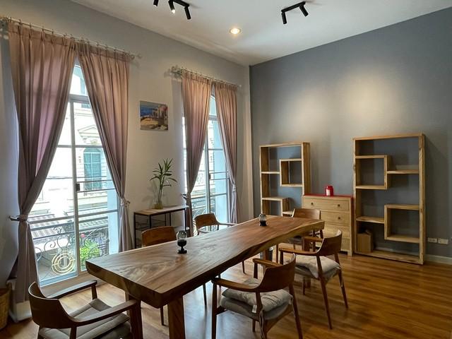 PT12 ให้เช่า ทาวน์โฮม 3 ชั้น หลังมุม  บ้านกลางกรุงแกรนด์เวียนนา - พระราม 3 Banklangkrung Grande Vienna Rama 3ใกล้เซ็นทรัลพระราม 3 เฟอร์นิเจอร์พร้อมอยู่ราคาเช่า 58,000 บาท/เดือนติดต่อ คุณช่อผกา 0616198565 LINE 0616198565ทาวน์โฮม 3 ชั้นหลังมุม โครงการบ้านกลางกรุงแกรนด์เวียนนา - พระราม 3พื้นที่ใช้สอย 296 ตร.ม4 ห้องนอน 4 ห้องน้ําจอดรถได้ 2+1 คันห้องนั่งเล่นพร้อมเพดานคู่ เพดานสูงโต๊ะทํางานไม้แท้ พร้อมเก้าอี้ 6 ตัว เห�