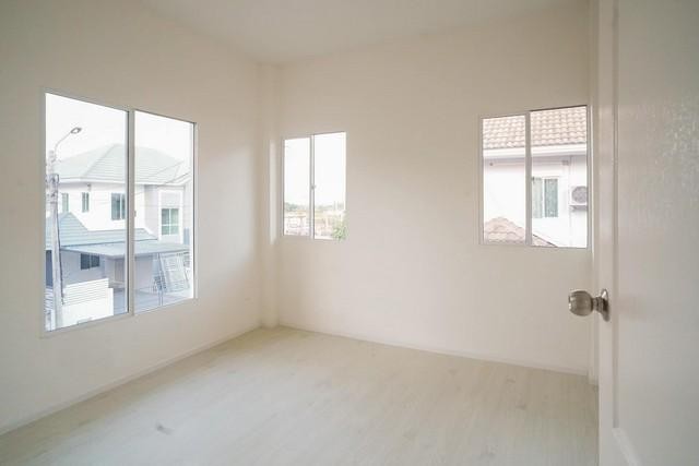 PT12 ขาย บ้านเดี่ยว แลนซีโอ วัชรพล – ทางด่วน  Lanceo Watcharapol รีโนเวทใหม่ทั้งหลัง ตกแต่สไตล์มินิมอล ใกล้ทางด่วน ถนนสุขาภิบาล 5 ซอย 32 (ซอยวัดพรพระร่วงประสิทธิ์) *** ราคาขาย 5,300,000 บาทติดต่อ คุณช่อผกา 0616198565 LINE 0616198565บ้านเดี่ยว 2 ชั้น แลนซีโอ วัชรพล-ทางด่วนขนาด 56 ตรว. 3 ห้องนอน 2 ห้องน้ำ 2 ที่จอดรถรีโนเวทใหม่ยกหลัง วัสดุ อุปกรณ์คุณภาพอย่างดีตกแต่งสไตล์มินิมอล- แถมแอร์ใหม่ 4 ตัว (ใหม่กว่าตัวใ�