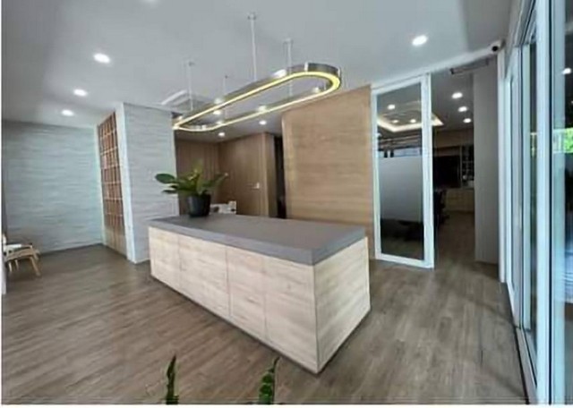 รหัสC5895  ให้เช่าโฮมออฟฟิศ 4ชั้นโครงการบิซ เเกลเลอเรีย นวลจันทร์-เกษตรนวมินทร์ จอดรถได้ 6 คัน**ให้เช่า**ราคาเช่า : 120,000 บาท/เดือน ( ประกัน2 ล่วงหน้า1 )โทร : 095-823 9789 คิทLine id : candy.456Line Add Friend : https://line.me/ti/p/rHhjrvhm_zโทร : 091-782 8924 ต้นLine : seng.456Line Add Friend : https://line.me/ti/p/iHsUxP2IlTโฮมออฟฟิศ 4ชั้น พร้อมเฟอร์นิเจอร์ โครงการบิซ เเกลเลอเรีย นวลจันทร์-เกษตรนวมินทร์พื้นที่ใช้สอยทั้งหมด 400 ตารางเมตรที่จอดรถได้ถึง 6 คัน- ชั้น 1 มีพื้นที