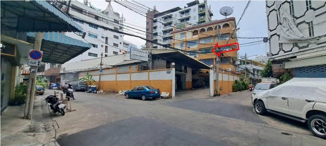 ประกาศขาย / และหานายหน้าช่วยขาย   ที่ดินพร้อมสิ่งปลูกสร้าง  ราคา 165 ล้านบาทที่ตั้ง : แขวงป้อมปราบศัตรูพ่าย เขตป้อมปราบศัตรูพ่าย กรุงเทพมหานครขนาด : 320.7 ตารางวาสิ่งปลูกสร้าง:- อาคารตึก 5 ชั้นมีชั้นลอย (เป็นสำนักงานและที่อยู่อาศัย)- โกดังชั้นเดียว ขนาด 840 ตารางเมตร- อาคารที่พักคนงานขนาดเล็กสถานที่ใกล้เคียง:- MRT หัวลำโพงประมาณ 800 เมตร- MRT วัดมังกรประมาณ 560 เมตร- ถนนเยาวราช