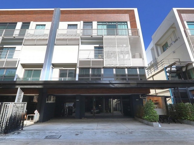 PDD02 ขายโฮมออฟฟิศ 4 ชั้น ดิสทริค เอกมัย-รามอินทรา (DISTRICT EKKAMAI-RAMINTRA) รามอินทรา40เหมาะสำหรับทั้งเป็นออฟฟิศและที่อยู่อาศัย ย่านเลียบด่วน นวลจันทร์ รามอินทรา ใกล้MRTรามอินทรา นวลจันทร์ เขตบึงกุ่ม ราคาขาย 19,700,000 บาท ( ปกติราคาขาย 22,000,000 บาท )ติดต่อ คุณช่อผกา 0616198565 LINE 0616198565ที่ตั้ง ถนนรามอินทรา,ถนนนวลจันทร์ ซอยรามอินทรา 40 แขวงนวลจันทร์ เขตบึงกุ่ม กรุงเทพมหานคร 10230เนื้อที่ 44.6 ตารางวา พื้นที�