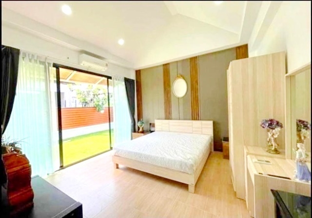 ชลบุรี  ให้เช่าบ้านเดี่ยว1ชั้น ร่มรื่น สยามคันทรีคลับ เฟอร์ครบ พร้อมอยู่ 56ตรว. 166ตรม. 2นอน 2น้ำ 2จอดรถ 3แอร์ สยามโปโลปาร์ค