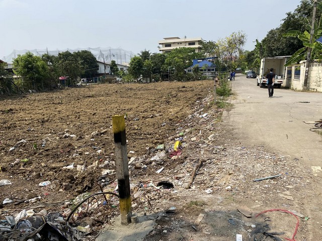 รหัส# TO861 ให้เช่าที่ดิน เนื้อที่ 1 ไร่กว่า ซอยรามอินทรา42 ย่านนวลจันทร์ แปลงใหญ่หัวมุมติดถนนซอย ปากซอยติด MRT รามอินทรา กม.6 *** ราคาเช่า 30,000 บาท / เดือนที่ดินในซอยรามอินทรา42 ย่านนวลจันทร์ แปลงใหญ่หัวมุมติดถนนซอย  เนื้อที่ 1 ไร่ 40 ตารางวา ที่ดินถมแล้ว แปลงใหญ่หัวมุมติดถนนในซอยหน้าที่ดินติดถนน กว้าง 61.7 เมตร ลึกติดซอย 34.5 เมตรติดซอยด้านหลัง กว้าง 60 เมตรลึกติดที่ด้านข้าง 24.4 เ