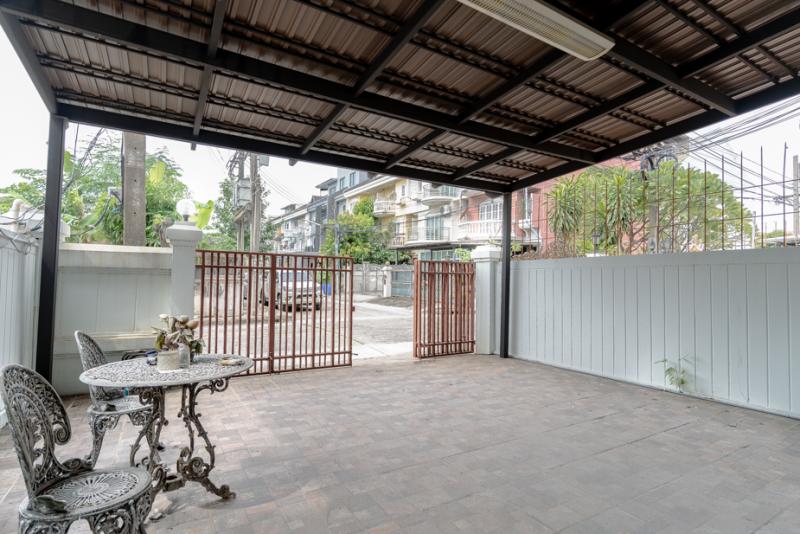 ทาวน์เฮ้าส์ 3 ชั้น เนื้อที่ 30 ตารางวา 3 ห้องนอน 3 ห้องน้ำ โครงการราชาวิลล่า ลาดพร้าว 67/2, ใกล้สถานีรถไฟฟ้าลาดพร้าว 71