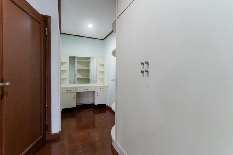 ทาวน์เฮ้าส์ 3 ชั้น เนื้อที่ 30 ตารางวา 3 ห้องนอน 3 ห้องน้ำ โครงการราชาวิลล่า ลาดพร้าว 67/2, ใกล้สถานีรถไฟฟ้าลาดพร้าว 71