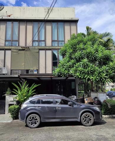 ขายทาวน์โฮม 3 ชั้น โครงการอารียา ทูบี เกษตร-นวมินทร์ ลาดปลาเค้า หลังมุม เฟอร์พร้อมอยู่ราคาขาย 5,690,000 บาทที่ตั้ง ถนนลาดปลาเค้า แขวงจรเข้บัว เขตลาดพร้าว กรุงเทพฯติดต่อ : คุณภัสพงณ์ 063-409-8164Line : deedaa23เนื้อที่ 27.2 ตารางวา จำนวน 3 ชั้น 3 ห้องนอน 4 ห้องน้ำ จอดรถ 2 คันชั้นล่างเป็นโถงโปร่งสบาย เหมาะทำออฟฟิศ ตกแต่งสไตล์เรียบง่ายด้านหลังไม่ทึบต่อเติมโครงหลังคาไว้ มีพื้นที่ข้างบ้าน