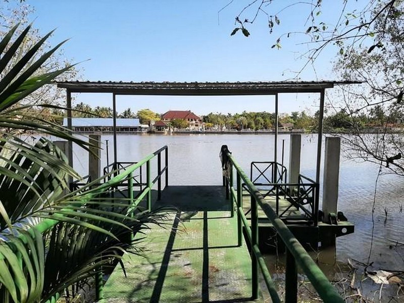 ขายที่ดินย่านท้ายหาด แม่กลอง สมุทรสงคราม ติดแม่น้ำแม่กลอง 1-3-99 ไร่ และที่งอกริมตลิ่งพร้อมสิ่งปลูกสร้างพื้นที่สีเขียว พร้อมโป๊ะที่ถูกต้องตามกฎระเบียบของกรมเจ้าท่า ใกล้วัดแม่น้ำ ใกล้อบต.ท้ายหาดราคาขาย 30,000,000 บาท (ค่าโอนค่าภาษีคนละครึ่ง)ที่ตั้ง ตำบล ท้ายหาด อำเภอเมืองสมุทรสงคราม สมุทรสงคราม 75000ติดต่อ : ติดต่อ : คุณภัสพงณ์ 0634098164 ,0813987741Line : deedaa23เนื้อที่ 1-3-99 ไร่ ( และมีที่ง�