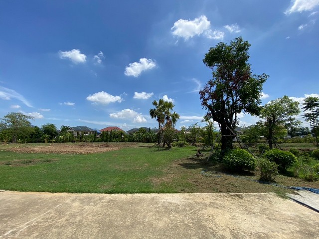 TD532ขายที่ดินแปลงงาม :  นนทบุรีLand With Building Sale  :  NonthaburiFor Sale : 190,000,000 THBทำเลที่ตั้ง :  ซอยท่าอิฐ ตำบลไทรม้า อำเภอเมือง จังหวัดนนทบุรี 11000รายละเอียดทรัพย์ ที่ดิน พื้นที่ 9 ไร่ 2 งาน 59 ตร.ว.หน้ากว้างติดถนน 295.5 M    ลึกเฉลี่ย 62.0 M  ล้อมรั้ว และถมดินเสมอถนนแล้ว ที่แปลงสวย รูปแปลงเป็นสี่เหลี่ยมผืนผ้ามีอาคารที่พักคอนกรีตเสริมเหล็ก 1 ชั้น  ขนาดพื้นที่ 36.0 ตารางเมตร สถานที่สำคัญใกล้เคียงแอด ไทรม้า 