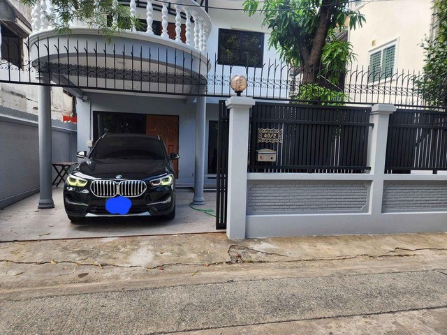 รหัส# KO938 ให้เช่าบ้านเดี่ยว 2 ชั้น รีโนเวทใหม่ 53 ตรว. ย่านสุขุมวิท 60 ใกล้ BTS บางจาก 300 เมตร*** ราคาเช่า 48,000 บาท / เดือน  บ้านเดี่ยว 2 ชั้น รีโนเวทใหม่ สุขุมวิท 60 ใกล้ BTS บางจาก 300 เมตรเนื้อที่ 53 ตารางวา 3 ห้องนอน 2 ห้องน้ำ ที่จอดรถ 2 คันพร้อมเครื่องปรับอากาศเหมาะทำออฟฟิศ และ อยู่อาศัยใกล้ BTS บางจาก 300 เมตร*** ราคาเช่า 48,000 บาท / เดือน  ที่ตั้ง:: ซอยสุขุมวิท 60 แขวงพระโขนงใต้ เขตพระโขนง กรุงเทพ�