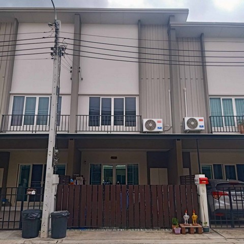 HU3802Town Home For Sale  :  Cher Watcharaphonขายทาวน์โฮม  :  เฌอ วัชรพลที่ตั้ง :   ถนนสุขาภิบาล 5 ซอย 70 แขวงออเงิน เขตสายไหม กรุงเทพมหานคร 10220Sale :  3,290,000 THB AREA   :  19.30  sq.wa 130.00 sq.m.TYPE   :  3 Bedroom   2 Bathroom   2 stoeryรายละเอียดทรัพย์ทาวน์โฮมตกแต่งพร้อมอยู่ เฟอร์นิเจอร์ครบครัว- หน้าบ้านปูกระเบื้อง รั้วข้าง หลังคาครบถนนหน้าบ้านกว้างสุดในโครงการ 15 ม.จอดรถได้ 2 คันสถานที่สำคัญใกล้เคียงสายไหมอเวนิวบิ๊กซี มาร์เก็ต สายไหมตลาดวงศกร 