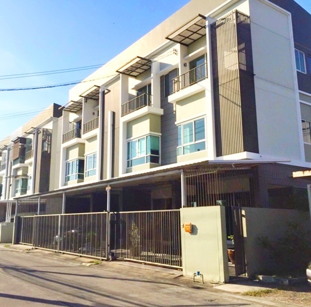 เตรียมอุดมน้อมเกล้า MRT สัมมากร Buildin มอเตอร์เวย์ ให้เช่าทาวน์โฮม3ชั้น เฟอร์บางส่วน โรงเรียนนานาชาติฮีทฟิลด์ 28ตรว. 170ตรม. 24,999B-M 3นอน 3น้ำ 1จอดรถ 3แอร์Triamudom Nomklao MRT Sammakorn Motorway Buildin for rent 3-story townhome partially furnished Heathfield International School 29sq.wa. 172sq.m. 24,999B-M 3bed 3bath 1parking 3A/Cซ.รามคำแหง130-140 ถนนรามคำแหง แขวงราษฎร์พัฒนา เขตสะพานสูง กรุงเทพมหานคร 102403 ห้องนอน1 ห้องครัว3 ห้องน้ำ1 ห้องนั่งเล่น1 จอดรถ3 แอร์สถานที่ใกล้เคียงMRT เตรียมอุดมน้อมเก