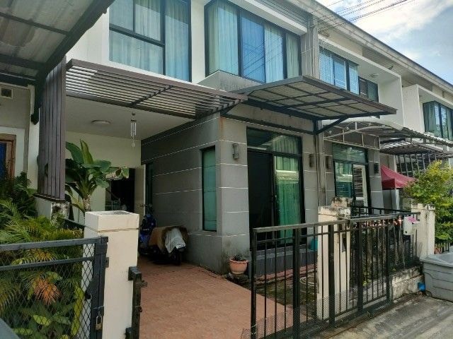 ขายด่วน ทาวน์โฮม ติดถนนกาญจนาภิเษกพร้อมเฟอร์นิเจอร์ หมู่บ้านเดอะวิลล่าบางบัวทองขนาด 18 ตารางวา3ห้องนอน 2ห้องน้ำติดถนนกาญจนาภิเษก เข้าออก สะดวกสะบายไม่ต้องเผชิญรถติดในซอย แถมแอร์,เฟอร์นิเจอร์ ทั้งหลังจุดเด่นของโครงการเดอะวิลล่า บางบัวทอง* โครงการออกแบบให้อยู่ท่ามกลางสภาพแวดล้อมงดงาม เต็มอิ่มกับธรรมชาติ 360 องศา พร้อมเต็มเติมทุกความต้องการใช้ชีวิตแบบ