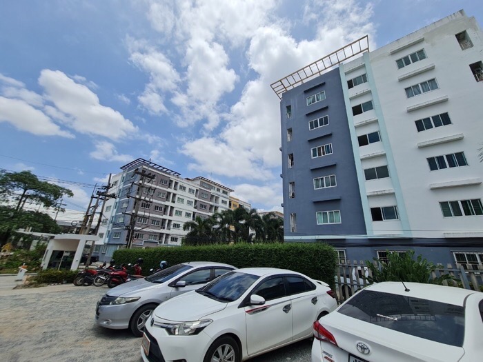 M5252 #รายละเอียด -คอนโด พร้อม ผู้เช่า ค่าเช่ารวมเดือนละ 8000บาท- ห้องชุดคู่ เนื้อที่ 52 ตร.ม. ชั้น 1 สูง 6 ชั้น- ระเบียงหันทิศตะวันออกเฉียงใต้ / ส่วนตัว ไม่มีตึกด้านหลัง- พื้นแกรนิตโต้ / แอร์ห้องละ 1 เครื่อง- เตียง 5 ฟุต / โซฟา / ตู้เสื้อผ้า / ทีวี / โต๊ะวางของ / ตู้เย็น / ไมโครเวฟ / เครื่องทำน้ำอุ่น- ค่าส่วนกลาง 13,000 บาท/ปี- ค่าน้ำ 27 บาท/ยูนิต- ค่าไฟ 9 บาท/ยูนิต- ค่าธรรมเนียมโอนคนละครึ่ง.#ทำเ