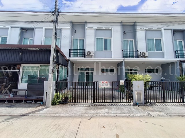 รหัสทรัพย์   4647ทาวน์เฮ้าส์ คาซ่า ซิตี้ ดอนเมือง - เทิดราชันที่ตั้ง : ถนนเทิดราชัน แขวงสีกัน เขตดอนเมือง กรุงเทพมหานคร 10210รายละเอียดทรัพย์- ทาวน์เฮาส์ 2 ชั้น, ขนาดพื้นที่ 18.5 ตารางวา, พื้นที่ใช้สอย 110 ตารางเมตร- 3 ห้องนอน, 2 ห้องน้ำ, 1 ห้องครัวในบ้าน, 2 ที่จอดรถ- ต่อเติมหลังบ้านสิ่งอำนวยความสะดวก- เจ้าหน้าที่รักษาความปลอดภัย 24 ชั่วโมง, รปภ., กล้องCCTV- เข้า-ออก ระบบบลูทูธ- พื้นที่