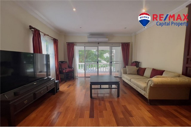 บ้านสวนลลนา เอสบีราคาซื้อ: 3.65 ล้านบาทราคาเช่า: จาก 26,000 บาทต่อเดือนชื่อต่างประเทศ1 เตียง · 1 ห้องน้ำ · 100 ตร.ม. · 1 ระเบียงคุณสมบัติที่สำคัญ- ชั้น 2- 100 ตารางเมตร- เฟอร์นิเจอร์ครบ- 1 ห้องนอน- 1 ห้องน้ำ- 1 ระเบียงใหญ่- ห้องครัวพร้อมอุปกรณ์ครบครัน- ห้องน้ำทันสมัยพร้อมฝักบัวขนาดใหญ่- โต๊ะรับประทานอาหาร- เครื่องซักผ้า- เครื่องปรับอากาศคุณสมบัติอาคาร- สนามเทนนิส 2 สนาม- สระว่ายน้ำข�