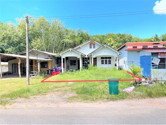 รายละเอียดเพิ่มเติมCode ID : PKK02-07363ราคาขาย      1,713,000 บาท- ขนาดพื้นที่ :  119 ตร.ว (1 งาน / 19 ตร.ว) - พื้นที่ใช้สอย :   180 ตร.ม- จำนวนห้อง :   2 ห้องนอน 1 ห้องน้ำ - ที่จอดรถ :   1-2 คัน- บ้านเดี่ยว :     1 ชั้น- บ้านเดี่ยวหันทางทิศ : -- อายุอาคาร :    18 ปีพิกัดทรัพย์  :    https://maps.app.goo.gl/UC8YDafnSzPTFAtv5สถานที่ใกล้เคียง- ใกล้โรงเรียนบ้านบ่อมะม่วง- ใกล้โรงเรียนบ้านบางค้างคาว- ใกล้โรงเรียนบ้านแหลมมะขาม- ใกล้โรงเรียนบ้านแหลมไทรสอบถ