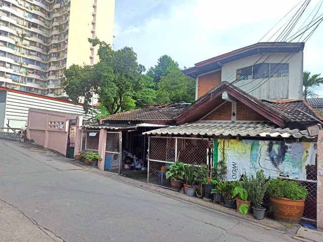 ขายที่ดิน 72.7 ตรว แปลงมุม พร้อมบ้านเดี่ยว 2 ชั้น และ 6 ห้องเช่า ย่านสุทธิสาร ซอยอินทามระ 41 ใกล้ MRT สุทธิสาร