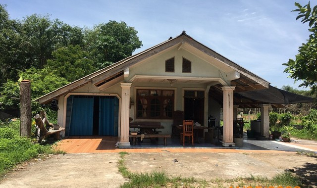 รายละเอียดเพิ่มเติมCode ID : PKK02-13820ราคาขาย      1,135,000 บาท- ขนาดพื้นที่ :  231 ตร.ว (2 งาน / 31 ตร.ว) - พื้นที่ใช้สอย :   169.50 ตร.ม- จำนวนห้อง :   2 ห้องนอน 2 ห้องน้ำ - ที่จอดรถ :   1-2 คัน- บ้านเดี่ยว :     1 ชั้น- บ้านเดี่ยวหันทางทิศ : -- อายุอาคาร :    19 ปีพิกัดทรัพย์ :    https://maps.app.goo.gl/TM9aKzbchQkJFTsu7สถานที่ใกล้เคียง- ใกล้โลตัส ตลาดเขาพนม- ใกล้โลตัส โกเฟรช ซูเปอร์มาร์เก็ต เขาพนม - ใกล้โรงพยาบาลเขาพนม- ใกล้โรงเรียนวัดพรุเตียวสอบ�