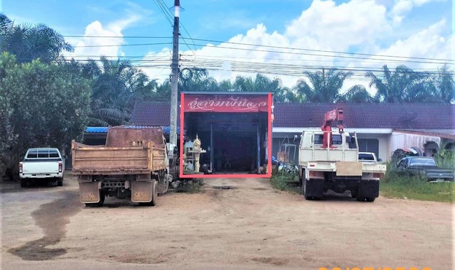 รายละเอียดเพิ่มเติมCode ID : PKK02-13296ราคาขาย      1,357,000 บาท- ขนาดพื้นที่ :  41 ตร.ว - พื้นที่ใช้สอย :   142.50 ตร.ม- จำนวนห้อง :   2 ห้องนอน 1 ห้องน้ำ - ที่จอดรถ :   1-2 คัน- บ้านเดี่ยว :     1 ชั้น- บ้านเดี่ยวหันทางทิศ : -- อายุอาคาร :    18 ปีพิกัดทรัพย์ :    https://maps.app.goo.gl/YnwTCwRU2CirRzyX7สถานที่ใกล้เคียง- ใกล้โลตัส ตลาดเขาพนม- ใกล้โลตัส โกเฟรช ซูเปอร์มาร์เก็ต เขาพนม - ใกล้ตลาดนัดสองมุมเมือง- ใกล้โรงเรียนบ้านกอตงสอบถามเพิ่มเติ