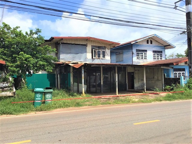 รายละเอียดเพิ่มเติมCode ID :  PKK02-14614ราคาขาย      3,752,000 บาท- ขนาดพื้นที่ :   143 ตร.ว (1 งาน / 43 ตร.ว) - พื้นที่ใช้สอย :    158.50 ตร.ม- จำนวนห้อง :  1 ห้องนอน 1 ห้องน้ำ- จอดรถ :    1-2 คัน- บ้านครึ่งตึกครึ่งไม้  :  2 ชั้น- บ้านครึ่งตึกครึ่งไม้หันทางทิศ :- อายุอาคาร :   26 ปี พิกัดทรัพย์ :      https://maps.app.goo.gl/2c9nDkbkfJpcu4jQ6สถานที่ใกล้เคียง- ใกล้โลตัส โกเฟรช ซูเปอร์มาร์เก็ต พังโคน- ใกล้บิ๊กซี ซูเปอร์เซ็นเตอร์ พังโคน- ใกล้โรงพยาบาลพัง�