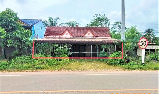 รายละเอียดเพิ่มเติมCode ID : PKK02-13226ราคาขาย      4,261,000 บาท- ขนาดพื้นที่ :  74 ตร.ว - พื้นที่ใช้สอย :   279 ตร.ม- จำนวนห้อง :   4 ห้องนอน 2 ห้องน้ำ (มีชั้นลอย)- ที่จอดรถ :   1-2 คัน- บ้านเดี่ยว :     1 ชั้น- บ้านเดี่ยวหันทางทิศ : -- อายุอาคาร :    19 ปีพิกัดทรัพย์ :    https://maps.app.goo.gl/yGSnBzWif3JbFRZw5สถานที่ใกล้เคียง- ใกล้โลตัส ตลาดเขาพนม- ใกล้โลตัส โกเฟรช ซูเปอร์มาร์เก็ต เขาพนม - ใกล้ตลาดนัดสองมุมเมือง- ใกล้โรงเรียนบ้านกอตงสอบถา�