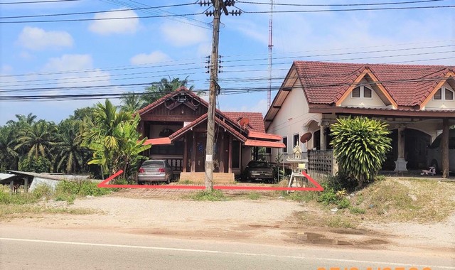 รายละเอียดเพิ่มเติมCode ID : PKK02-12712ราคาขาย      2,364,000 บาท- ขนาดพื้นที่ :  62.50 ตร.ว - พื้นที่ใช้สอย :   181.84 ตร.ม- จำนวนห้อง :   2 ห้องนอน 2 ห้องน้ำ (มีชั้นใต้ดิน)- ที่จอดรถ :   1-2 คัน- บ้านเดี่ยว :     1 ชั้น- บ้านเดี่ยวหันทางทิศ : -- อายุอาคาร :    15 ปีพิกัดทรัพย์ :    https://maps.app.goo.gl/QJpR41jHg5esaWgd7สถานที่ใกล้เคียง- ใกล้โลตัส ตลาดเขาพนม- ใกล้โลตัส โกเฟรช ซูเปอร์มาร์เก็ต เขาพนม - ใกล้ตลาดนัดสองมุมเมือง- ใกล้วัดเฉลิมพนมเขต(วั