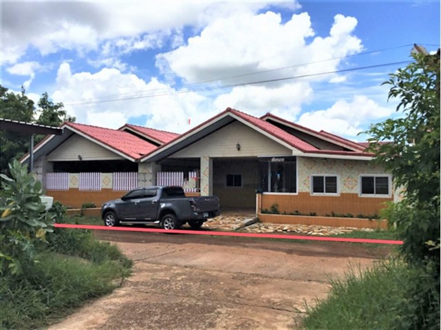 รายละเอียดเพิ่มเติมCode ID : PKK02-11698ราคาขาย      5,754,000 บาท- ขนาดพื้นที่ :   195 ตร.ว (1 งาน / 95 ตร.ว) - พื้นที่ใช้สอย :    715 ตร.ม- จำนวนห้อง :  24 ห้องนอน 24 ห้องน้ำ- จอดรถ :    1-2 คัน- บ้านเดี่ยว  : 1 ชั้น- บ้านเดี่ยวหันทางทิศ :- อายุอาคาร :   12 ปี พิกัดทรัพย์ :      https://maps.app.goo.gl/5Yw5QwTxLxigEcbP8สถานที่ใกล้เคียง- ใกล้โลตัส โกเฟรช ซูเปอร์มาร์เก็ต พังโคน- ใกล้บิ๊กซี ซูเปอร์เซ็นเตอร์ พังโคน- ใกล้โรงพยาบาลพังโคน- ใกล้วัดศรีบุญเรือ�