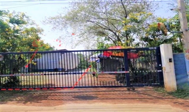 รายละเอียดเพิ่มเติมCode ID : PKK02-15882ราคาขาย      4,577,000 บาท- ขนาดพื้นที่ :   370 ตร.ว (3 งาน / 70 ตร.ว)- พื้นที่ใช้สอย :    220 ตร.ม- จำนวนห้อง :   6 ห้องนอน 2 ห้องน้ำ - จอดรถ :     1-2 คัน- บ้านครึ่งตึกครึ่งไม้  :   2 ชั้น- บ้านครึ่งตึกครึ่งไม้หันทางทิศ :- อายุอาคาร :    22 ปีพิกัดทรัพย์ :     https://maps.app.goo.gl/8eCeKfrLWPFdCwgW7สถานที่ใกล้เคียง- ใกล้โลตัส โกเฟรช หน้าศูนย์ราชการ สกลนคร - ใกล้โรงเรียนนาอ้อยคำสะอาด- ใกล้วัดป่าสุทธาวาส- ใกล้บ�