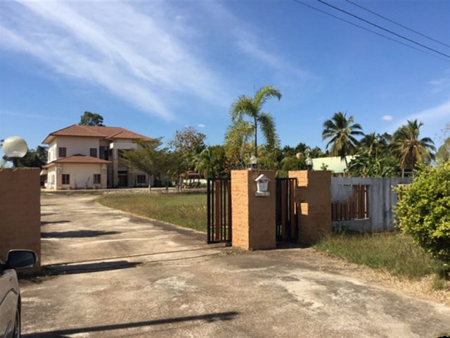 รายละเอียดเพิ่มเติมCode ID : PKK02-15723ราคาขาย      10,013,000 บาท- ขนาดพื้นที่ :   1,814 ตร.ว (4 ไร่ / 2 งาน / 14 ตร.ว)- พื้นที่ใช้สอย :    372.85 ตร.ม- จำนวนห้อง :   4 ห้องนอน 3 ห้องน้ำ - จอดรถ :     1-2 คัน- บ้านเดี่ยว  :   2 ชั้น- บ้านเดี่ยวหันทางทิศ :- อายุอาคาร :    12 ปีพิกัดทรัพย์ :     https://maps.app.goo.gl/n4NEQQ9wAKuHhe9h8สถานที่ใกล้เคียง- ใกล้ท็อปส์ สาขาโรบินสัน สกลนคร - ใกล้โลตัส โกเฟรช ชุมชนรุ่งพัฒนา สกลนคร- ใกล้วัดน้อยจอมศรี- ใกล้โรงเรียนณัฐฑิ�