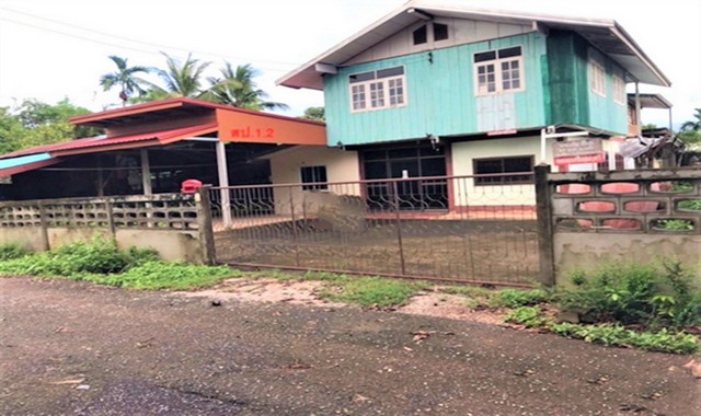 รายละเอียดเพิ่มเติมCode ID : PKK02-15548ราคาขาย      2,221,000 บาท- ขนาดพื้นที่ :   360 ตร.ว (3 งาน / 60 ตร.ว)- พื้นที่ใช้สอย :    354.75 ตร.ม- จำนวนห้อง :   2 ห้องนอน 2 ห้องน้ำ - จอดรถ :     1-2 คัน- บ้านครึ่งตึกครึ่งไม้  :   2 ชั้น- บ้านครึ่งตึกครึ่งไม้หันทางทิศ :- อายุอาคาร :    16 ปีพิกัดทรัพย์ :     https://maps.app.goo.gl/zBrwkoE3uVCHoQ689สถานที่ใกล้เคียง- ใกล้โลตัส โกเฟรช ชุมชนรุ่งพัฒนา สกลนคร- ใกล้วัดสว่างรัตนาราม- ใกล้โรงเรียนห้วยทรายวิทยา- ใกล้