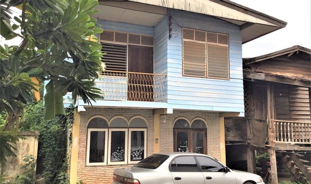 รายละเอียดเพิ่มเติมCode ID : PKK02-15501ราคาขาย      1,633,000 บาท- ขนาดพื้นที่ :   53.80 ตร.ว - พื้นที่ใช้สอย :   110 ตร.ม- จำนวนห้อง :   2 ห้องนอน 2 ห้องน้ำ - จอดรถ :     1-2 คัน- บ้านครึ่งตึกครึ่งไม้  :   2 ชั้น- บ้านครึ่งตึกครึ่งไม้หันทางทิศ :- อายุอาคาร :    19 ปีพิกัดทรัพย์ :      https://maps.app.goo.gl/ebY4DcFUuCnsfSFX7สถานที่ใกล้เคียง- ใกล้บิ๊กซี ซูเปอร์เซ็นเตอร์ สกลนคร- ใกล้โลตัส โกเฟรช ชุมชนธาตุดุม 1 สกลนคร- ใกล้โรงพยาบาลสกลนคร- ใกล้โรงเ�