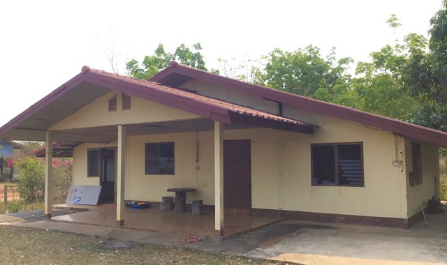 รายละเอียดเพิ่มเติมCode ID : PKK02-13554ราคาขาย      2,696,000 บาท- ขนาดพื้นที่ :   1,908 ตร.ว (4 ไร่ / 3 งาน / 8 ตร.ว) - พื้นที่ใช้สอย :   90 ตร.ม- จำนวนห้อง :  3 ห้องนอน 1 ห้องน้ำ - จอดรถ :    1-2 คัน- บ้านเดี่ยว  :      1 ชั้น- บ้านเดี่ยวหันทางทิศ :- อายุอาคาร :    19 ปีพิกัดทรัพย์ :      https://maps.app.goo.gl/jWDtyVKP4tWFtCrB9สถานที่ใกล้เคียง- ใกล้โลตัส โก เฟรช ชุมชนรุ่งพัฒนา สกลนคร- ใกล้โรงพยาบาลตงศิริสกลนคร- ใกล้วัดโอภาสสกลนครธรรมมาราม- ใกล้วัดดอนสี�