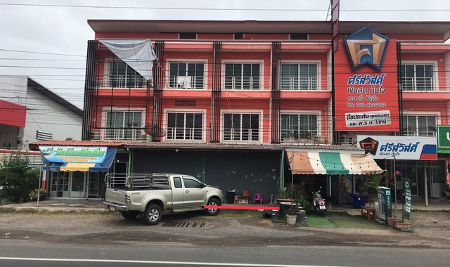 รายละเอียดเพิ่มเติมCode ID : PKK04-05079ราคาขาย     2,597,000 บาท- ขนาดพื้นที่ :  21 ตร.ว - พื้นที่ใช้สอย :   158 ตร.ม- จำนวนห้อง : 2 ห้องนอน 3 ห้องน้ำ - จอดรถ :  1-2 คัน- อาคารพาณิชย์      :   3 ชั้น- อาคารพาณิชย์หันทางทิศ :- อายุอาคาร :   9 ปีพิกัดทรัพย์ :       https://maps.app.goo.gl/inZAJLS6FXVcKhnM9สถานที่ใกล้เคียง- ใกล้ตลาดไท วังหิน (แม่สุนีย์ อินฉัตร)- ใกล้โรงพยาบาลวังหิน- ใกล้โรงเรียนอนุบาลวังหิน- ใกล้วัดบ้านบุสูงสอบถามเพิ่มเติม/นัดชม�