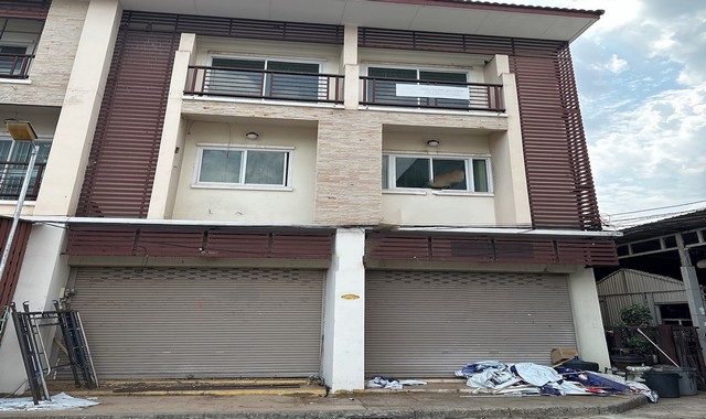 รายละเอียดเพิ่มเติมCode ID : PKK04-06173ราคาขาย      7,800,000 บาท- ขนาดพื้นที่ : 41.90 ตร.ว - พื้นที่ใช้สอย : 344 ตร.ม- จำนวนห้อง : 4 ห้องนอน 6 ห้องน้ำ (2 คูหา)- จอดรถ :  1-2 คัน- อาคารพาณิชย์  :   3 ชั้น- อาคารพาณิชย์หันทางทิศ :- อายุอาคาร :   12 ปีพิกัดทรัพย์ :       https://maps.app.goo.gl/NgmLMo9mC1D79Qn89สถานที่ใกล้เคียง- ใกล้ตลาดสามแยกนิกรมอเตอร์ - ใกล้โลตัส ศรีสะเกษ- ใกล้โลตัส โก เฟรช ตลาดต้นมะเกลือ ศรีสะเกษ- ใกล้โรงเรียนเทศบาล 7 บ้านหนอง�