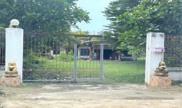 รายละเอียดเพิ่มเติมCode ID :    PKK02-10037ราคาขาย       1,032,000 บาท- ขนาดพื้นที่ :  368 ตร.ว (3 งาน / 68 ตร.ว)- พื้นที่ใช้สอย :   202.50 ตร.ม- จำนวนห้อง :     4 ห้องนอน 2 ห้องน้ำ- จอดรถ :      1-2 คัน- บ้านเดี่ยว :       1 ชั้น- บ้านเดี่ยวหันทางทิศ :- อายุอาคาร :     30 ปีพิกัดทรัพย์ :     https://maps.app.goo.gl/ik9H52SJLVoyRpU29สถานที่ใกล้เคียง- ใกล้มินิบิ๊กชี ห้วยทับทัน ศรีสะเกษ - ใกล้โลตัส โก เฟรช ห้วยทับทัน- ใกล้ซีเจ ซูเปอร์มาร์เก็ต สาขาห้วยทับทัน- ใกล้โ�