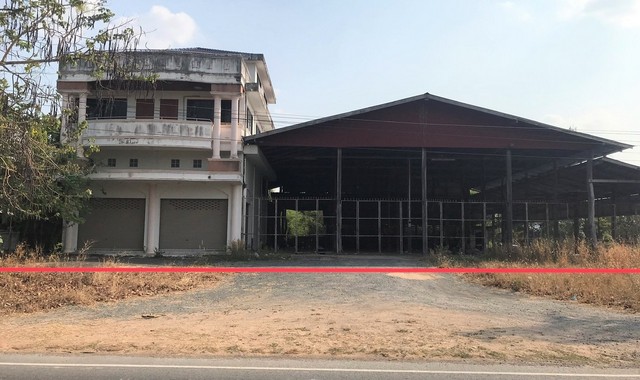 รายละเอียดเพิ่มเติมCode ID :    PKK02-15062ราคาขาย       4,198,000 บาท- ขนาดพื้นที่ :  297 ตร.ว (2 งาน / 97 ตร.ว)- พื้นที่ใช้สอย :   288 ตร.ม- จำนวนห้อง :     5 ห้องนอน 3 ห้องน้ำ- จอดรถ :      1-2 คัน- บ้านเดี่ยว :       3 ชั้น- บ้านเดี่ยวหันทางทิศ :- อายุอาคาร :     13 ปีพิกัดทรัพย์ :     https://maps.app.goo.gl/Zg2PMeULM97Tbssk6สถานที่ใกล้เคียง- ใกล้ตลาดสด ยางชุมน้อย- ใกล้ซีเจ ซูเปอร์มาร์เก็ต สาขายางชุมน้อย- ใกล้โลตัส โกเฟรช ยางชุมน้อย ศรีสะเกษ- ใกล้โรงพยาบ�