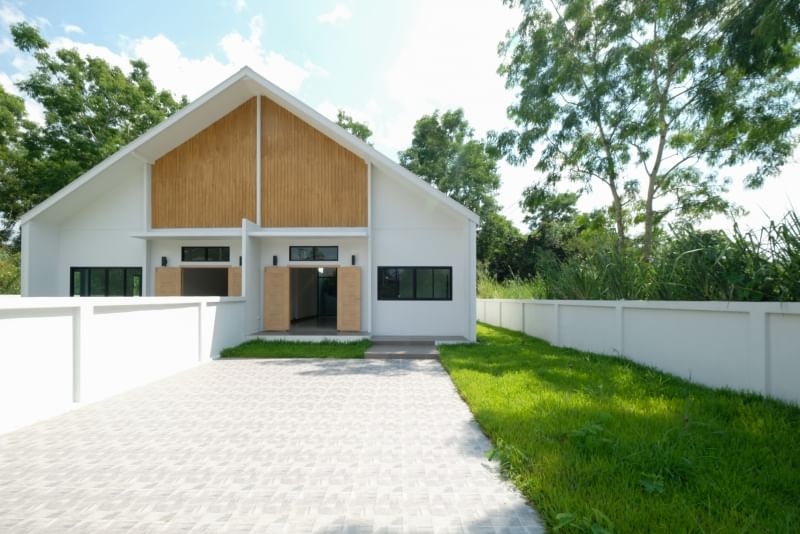 ขายบ้านแฝดหลังใหญ่ จ่ายน้อยผ่อนสบาย พร้อมเงินเหลือราคาเริ่มต้น 2,590,000 บาท อัดแน่นด้วยพื้นที่ใช้สอยภายในกว้างถึง 120 ตรม. พร้อมสวนรอบตัวบ้าน .- ที่ดิน 66 ตรว. - พื้นที่ใช้สอย 120 ตรม. โถงสูง 6 เมตร - 3 ห้องนอน 3 ห้องน้ำ - 4 จอดรถ- โครงการเงียบสงบ บรรยากาศดี ใกล้ตัวเมือง ใกล้โรงพยาบาล ใกล้มหาวิทยาลัย - เดินทางสะดวกสบาย ห่างถนนหลวงเส้น 1001 เชียงใหม่ - พร้าว เพียง 200 เมตร (รวมโอน) #กู้ไ