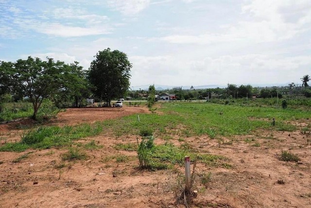 TD538ขายที่ดินแปลงงาม :  ประจวบคีรีขันธ์Land With Building Sale  :  Prachuap Khiri KhanFor Sale : 27,930,000 THBทำเลที่ตั้ง :  ซอยหัวหิน 105 ตำบลวังก์พง อำเภอปราณบุรี ประจวบคีรีขันธ์ 77120รายละเอียดทรัพย์ ที่ดิน พื้นที่ 4 ไร่ 2 งาน 62 ตร.ว.ด้านหน้าติดถนน 57 เมตร, ด้านหลังติดเขาที่ดินบนเนินเขาปรับแล้ว วิวสวยมาก ไฟฟ้า ประปาพร้อมสถานที่สำคัญใกล้เคียงแม็คโคร ปราณบุรี, หัวหินซาฟารีหาดทรายน้อย, หาดปราณบุรีมหาวิทยาลัยเทค