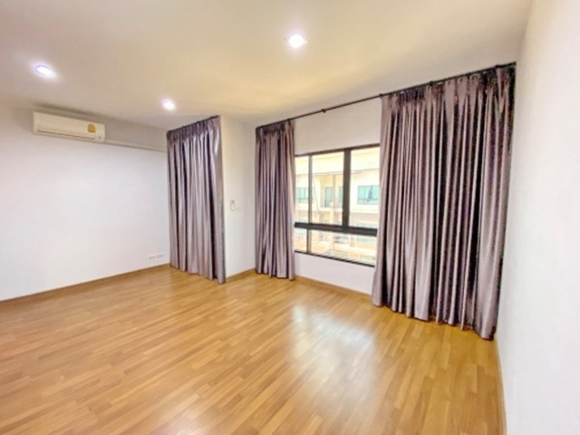 ลำลูกกา คลอง5 ตลาดมั่งมีทรัพย์ ถูกที่สุด บิ๊กซีเช่าทาวน์โฮม 3 ชั้น เป็นโฮมออฟฟิศ 20ตรว. 180ตรม. 3นอน 4น้ำ  3แอร์