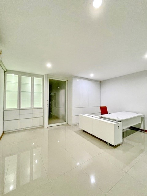 เป็นโฮมออฟฟิศ 22ตรว 3นอน เช่าทาวน์โฮม 3 ชั้น  ตลาดมั่งมีทรัพย์ ถูกที่สุด บิ๊กซี ลำลูกกา คลอง5 . 178ตรม.  4น้ำ 2จอดรถ 3แอร์