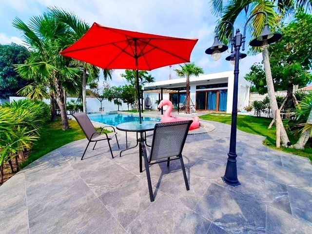  เฟอร์ครบ พร้อมอยู่ 580ตรว. 2,320ตรม.ฟลาวเวอร์แลนด์ พัทยา ขาย-เช่าบ้านพูลวิลล่า 5นอน1ชั้น 59,999B-M 25ลบ.  4น้ำ 2จอดรถ 6แอร์Flowerland Pattaya 5beds for sale-rent 1 story pool villa house. Fully furnished ready to move in 580sq.wa. 2,320sqm. 59,999B-M 25million baht  4bath 2parking 6A/C.อ่างเก็บน้ำ มาบประชัน ถ.พรประภานิมิต ตำบลหนองปลาไหล อำเภอบางละมุง ชลบุรี 201505 ห้องนอน1 ห้องครัวบิ้วอิน1 ห้องนั่งเล่น4 ห้องน้ำ4 จอดรถ6 แอร์- สระว่ายน้ำขายโอน50/50ชื่อไทยสถานที่ใกล้เคียงโรงเรียนหัสดิน ( 1 ก