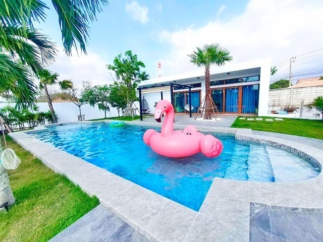  เฟอร์ครบ พร้อมอยู่ 582ตรว. พัทยา ขาย-เช่าบ้านพูลวิลล่า 5นอน1ชั้น 2,322ตรม. 59,999B-M 25ลบ.  4น้ำ 2จอดรถ 6แอร์ ฟลาวเวอร์แลนด์ Flowerland Pattaya 5beds for sale-rent 1 story pool villa house. Fully furnished ready to move in 582sq.wa. 2,322sqm. 59,999B-M 25million baht  4bath 2parking 6A/C.อ่างเก็บน้ำ มาบประชัน ถ.พรประภานิมิต ตำบลหนองปลาไหล อำเภอบางละมุง ชลบุรี 201505 ห้องนอน1 ห้องครัวบิ้วอิน1 ห้องนั่งเล่น4 ห้องน้ำ4 จอดรถ6 แอร์- สระว่ายน้ำขายโอน50/50ชื่อไทยสถานที่ใกล้เคียงโรงเรียนหัสดิน ( 1 