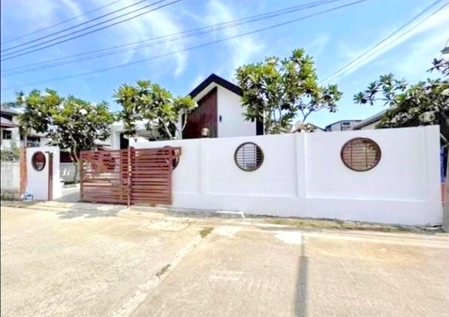 เฟอร์ครบ พร้อมอยู่ 56ตรว.ชลบุรี ให้เช่าบ้านเดี่ยว1ชั้น ร่มรื่น น่าอยู่ 166ตรม. 29,999B-M สยามคันทรีคลับ 2นอน 2น้ำ 2จอดรถ 3แอร์ สยามโปโลปาร์ค Chonburi 1 storey house for rent shady nice fully furnished Siam Country Club ready to move in 56sq.wa. 166sq.m. 29,999B-M 2bed 2bath 2parking 3A/C. Siam Polo ParkสยามคันทรีคลับSiam Country Club ถ.พรประภานิมิต ตำบลโป่ง อำเภอบางละมุง ชลบุรี2 ห้องนอน1 ห้องนั่งเล่น1 ห้องครัว2 ห้องน้ำ2 จอดรถ3 แอร์- ตู้เย็น- ทีวี- เครื่องซักผ้า- เครื่องทำน้ำอุ่น- เครื่องดู