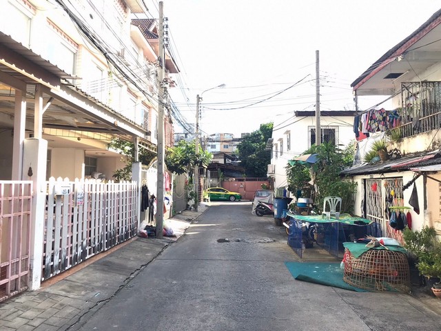 ขายทาวน์เฮ้าส์ 3 ชั้น  พื้นที่  20.4 ตารางวา  ซ.อินทามระ43   ZJ078