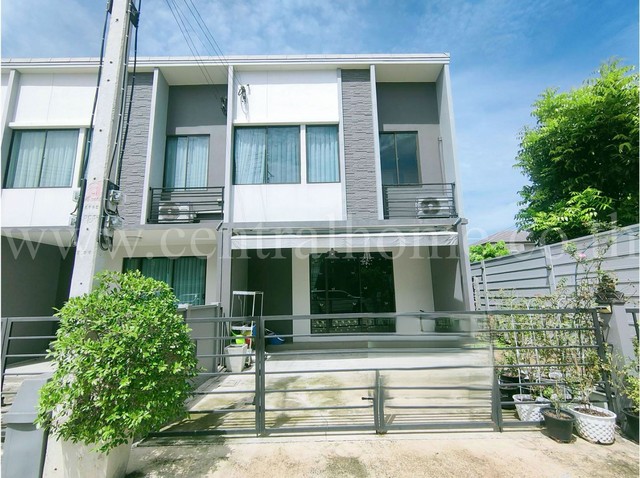 รหัสทรัพย์ 4770ทาวน์โฮม พลีโน่ รังสิตคลองสี่-วงแหวน หลังมุม เป็นหลังคู่ ถูกที่สุดในโครงการที่ตั้ง ตำบล คลองสี่ อำเภอคลองหลวง ปทุมธานี 12120รายละเอียดทรัพย์- ทาวน์โฮมใกล้รถไฟฟ้า หลังมุม เนื้อที่ดิน 25.9. ตร.วา พื้นที่ใช้สอย 106 ตร.ม- พร้อมอยู่ 3ห้องนอน 2ห้องน้ำ 2ที่จอดรถ 1 ห้องรับแขก 1 ห้องครัว  - โครงสร้างบ้าน และที่ดินแข็งแรง ไม่มีปัญหาการทรุดตัวของบ้าน   - พร้อมคลับเฮ้าส์